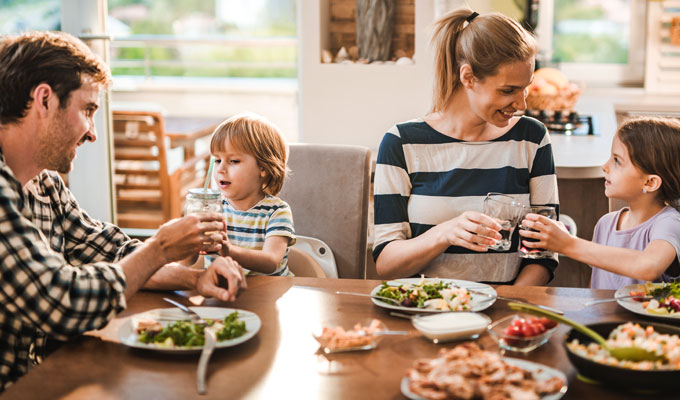 Pourquoi adopter le repas au centre de la table?
