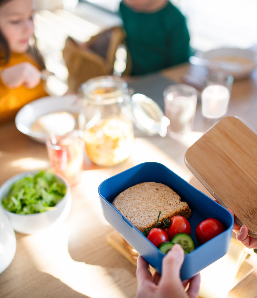 Préparation de la boîte à lunch en famille